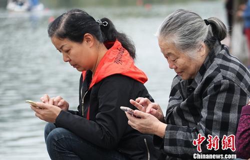 圖為中國中老年女性使用智能手機上網(wǎng)。(資料圖) 劉占昆 攝