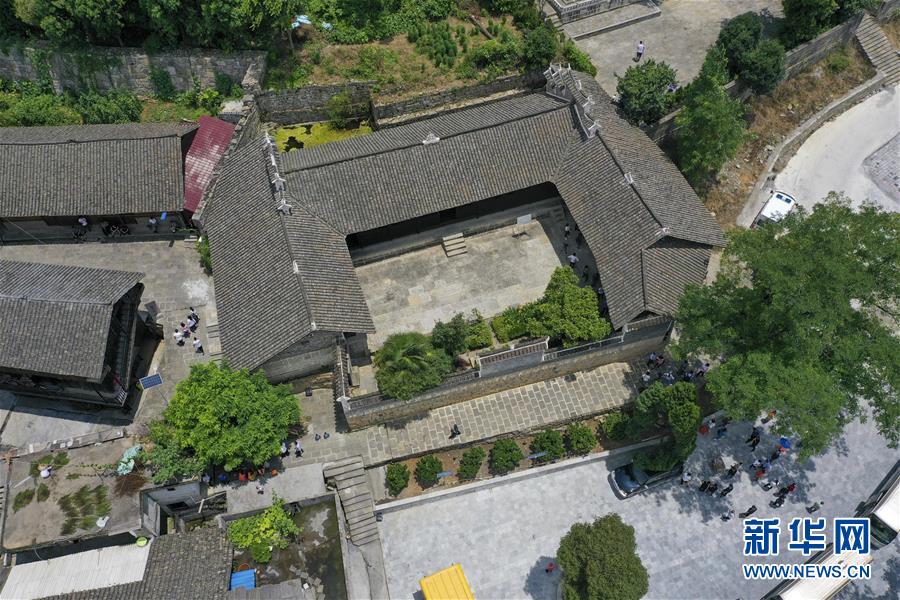（壯麗70年·奮斗新時代——記者再走長征路·圖文互動）（2）手捧棉被憶紅軍：走了那么多年，我們都念他們的好