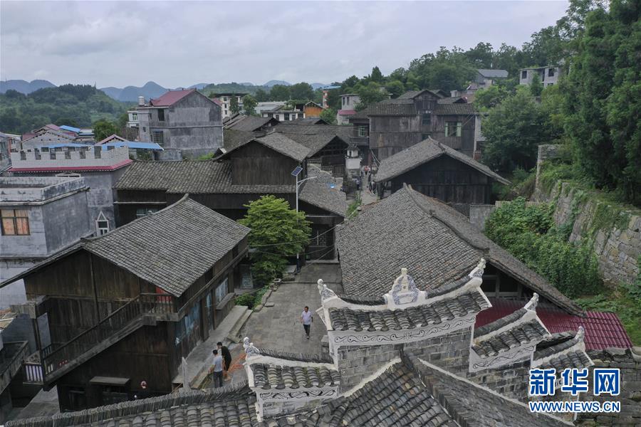 （壯麗70年·奮斗新時代——記者再走長征路·圖文互動）（3）手捧棉被憶紅軍：走了那么多年，我們都念他們的好