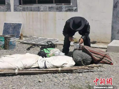 圖為黨確桑布展示以前巡邊時(shí)要帶的東西。 謝藝觀 攝
