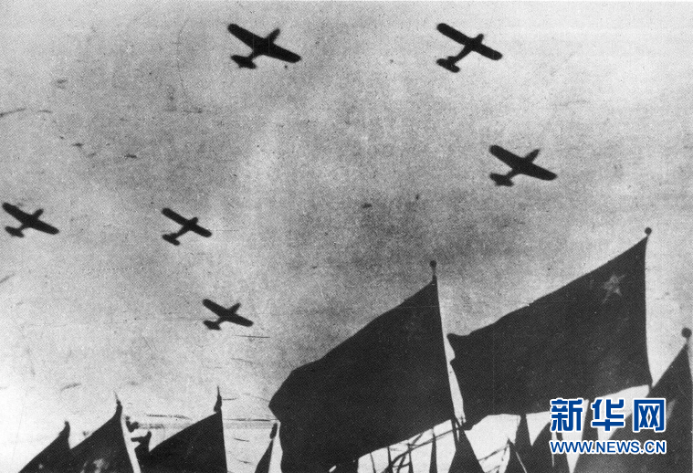 （新華全媒頭條·人民空軍70年·圖文互動(dòng)）（1）陽(yáng)光照耀奮飛的航程——黨中央、中央軍委和習(xí)主席關(guān)心人民空軍建設(shè)發(fā)展紀(jì)實(shí)