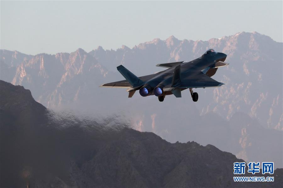 （新華全媒頭條·人民空軍70年·圖文互動(dòng)）（14）陽(yáng)光照耀奮飛的航程——黨中央、中央軍委和習(xí)主席關(guān)心人民空軍建設(shè)發(fā)展紀(jì)實(shí)