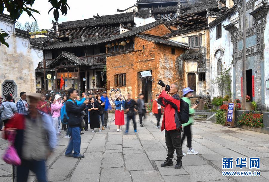 （圖文互動）（11）鄉(xiāng)村攝影師、鄉(xiāng)村“模特”、民宿店主——鄉(xiāng)村旅游推動婺源農民生活方式發(fā)生新變化
