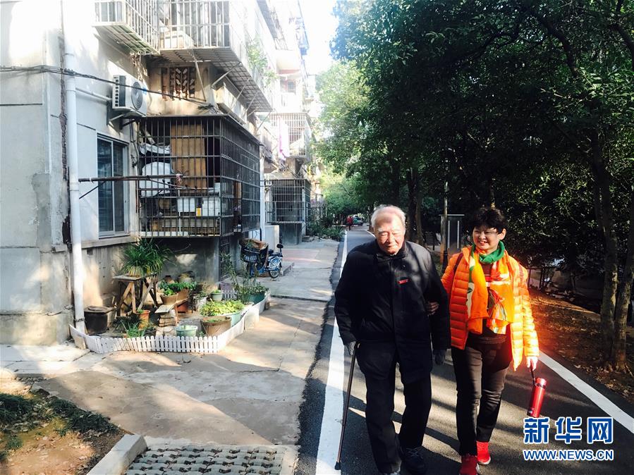 （新華全媒頭條·圖文互動(dòng)）（8）滄海橫流 信仰彌堅(jiān)——記共產(chǎn)黨員、湘潭大學(xué)九旬教授滄南