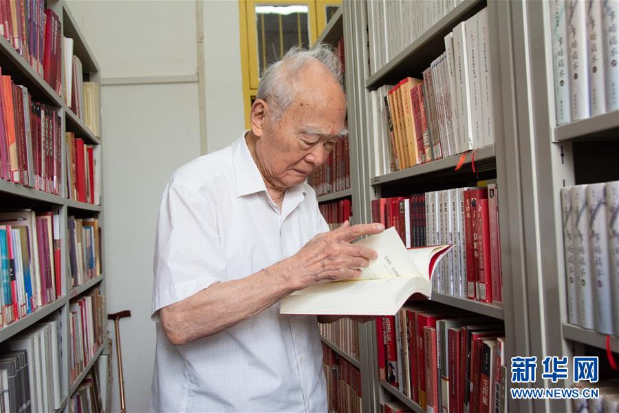 （新華全媒頭條·圖文互動(dòng)）（6）滄海橫流 信仰彌堅(jiān)——記共產(chǎn)黨員、湘潭大學(xué)九旬教授滄南