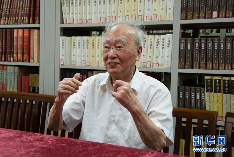 （新華全媒頭條·圖文互動(dòng)）（5）滄海橫流 信仰彌堅(jiān)——記共產(chǎn)黨員、湘潭大學(xué)九旬教授滄南