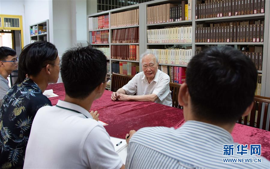 （新華全媒頭條·圖文互動(dòng)）（4）滄海橫流 信仰彌堅(jiān)——記共產(chǎn)黨員、湘潭大學(xué)九旬教授滄南