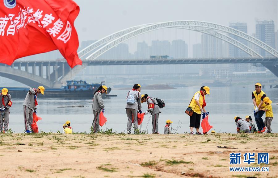 （在習近平新時代中國特色社會主義思想指引下——新時代新作為新篇章·總書記關切高質(zhì)量發(fā)展·圖文互動）（1）在藍天白云下——污染防治攻堅戰(zhàn)持續(xù)推進