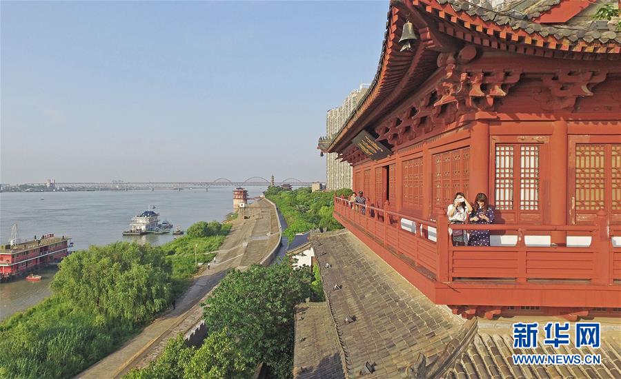 （在習近平新時代中國特色社會主義思想指引下——新時代新作為新篇章·總書記關切高質(zhì)量發(fā)展·圖文互動）（2）在藍天白云下——污染防治攻堅戰(zhàn)持續(xù)推進