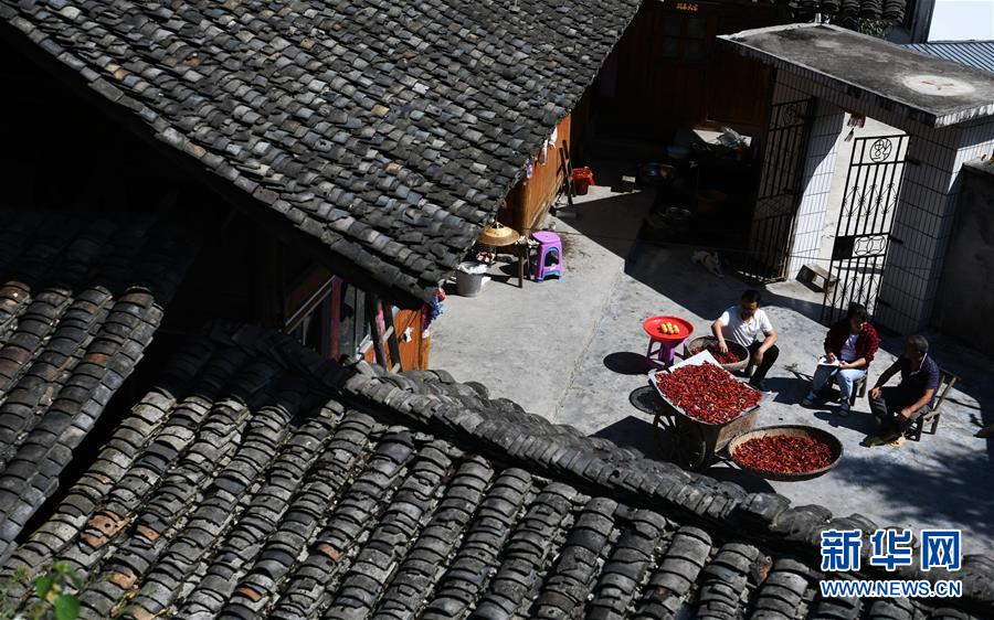 （新華全媒頭條·圖文互動）（3）干部去哪兒了？——貴州干部大規(guī)模下沉脫貧攻堅一線紀實