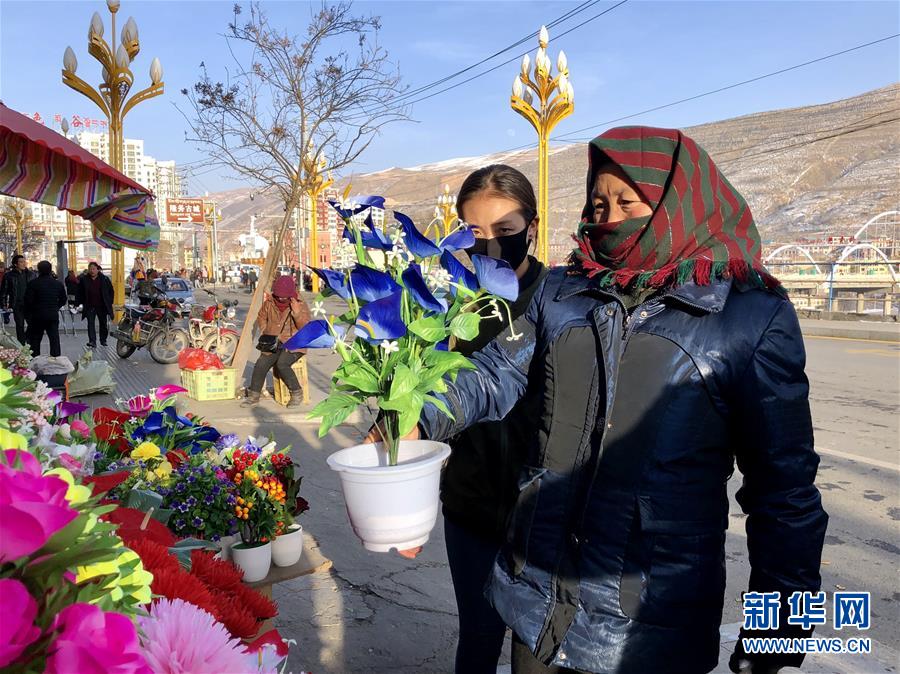 （新春走基層·圖文互動）（2）“只要備好年貨，新的一年就可以風調(diào)雨順”——臘月藏區(qū)年貨市場見聞
