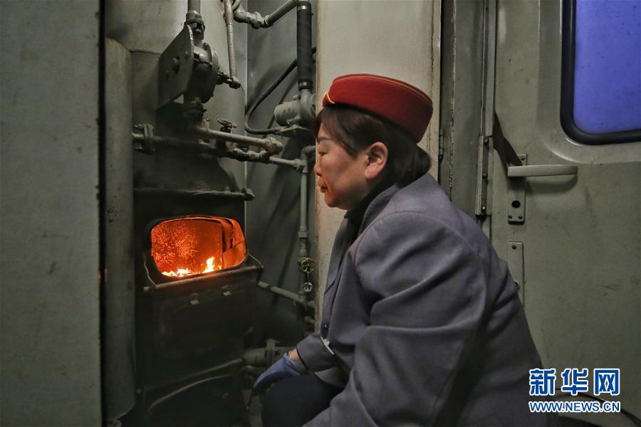 （新春走基層·圖文互動）（2）小康路上，與“小慢車”同行——長白山區(qū)綠皮火車二三事