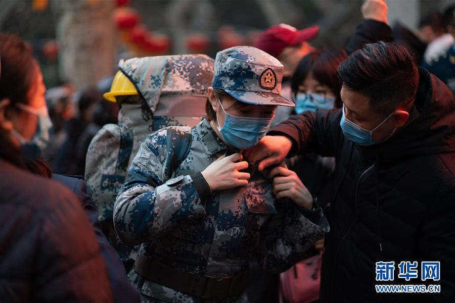 （新型肺炎疫情防控·圖文互動(dòng)）（1）除夕夜，他們這樣出征——空軍軍醫(yī)大學(xué)醫(yī)療隊(duì)出征武漢疫區(qū)見聞