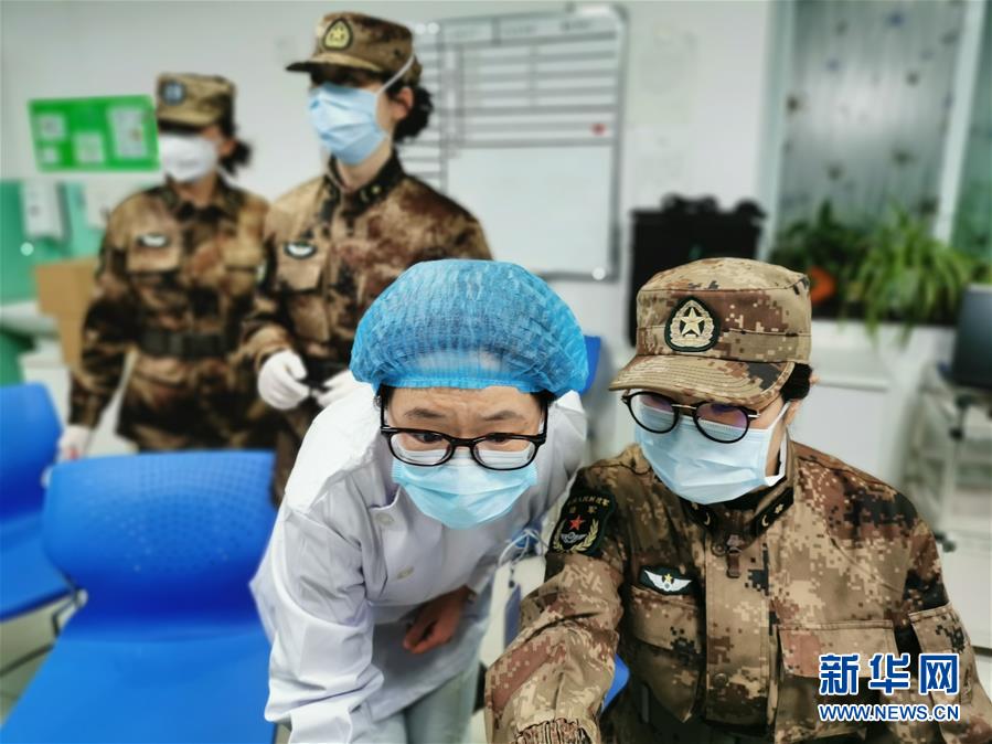 （新華全媒頭條·圖文互動）（7）新華社評論員：危難時(shí)刻，黨員干部要挺身而出——論堅(jiān)決打贏疫情防控阻擊戰(zhàn)