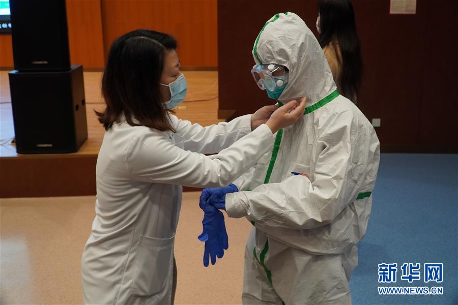 （聚焦疫情防控·圖文互動）（3）無法握手，但始終并肩