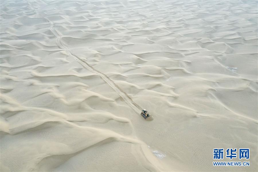 （新春走基層·圖文互動(dòng)）（2）特寫：與車為伴，獨(dú)行沙海