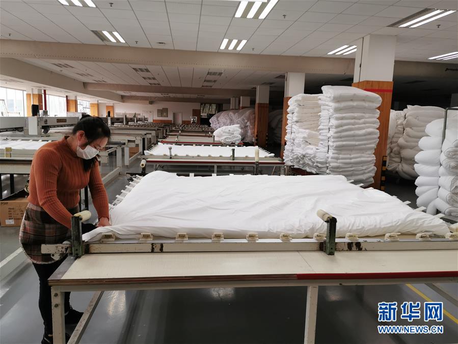 （來(lái)自經(jīng)濟(jì)前沿的故事·企業(yè)復(fù)工復(fù)產(chǎn)·圖文互動(dòng)）（1）“開門紅包”變“消毒迎門”——長(zhǎng)沙高新區(qū)一家企業(yè)復(fù)工的“拼勁”