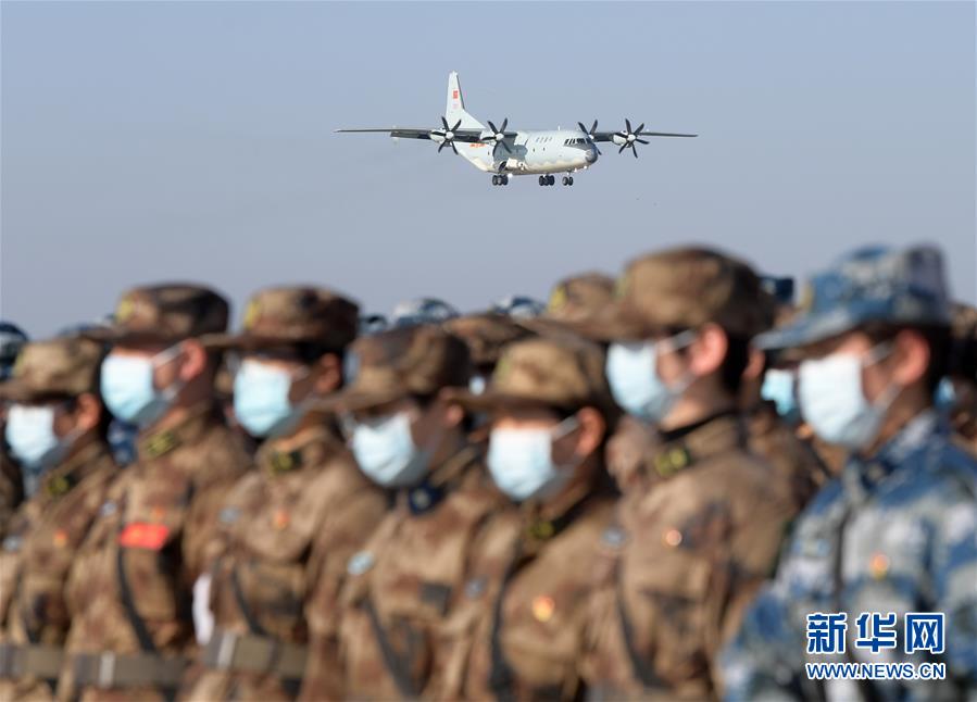 （聚焦疫情防控·圖文互動(dòng)）（1）空軍第四次向武漢大規(guī)?？者\(yùn)醫(yī)療隊(duì)員和物資