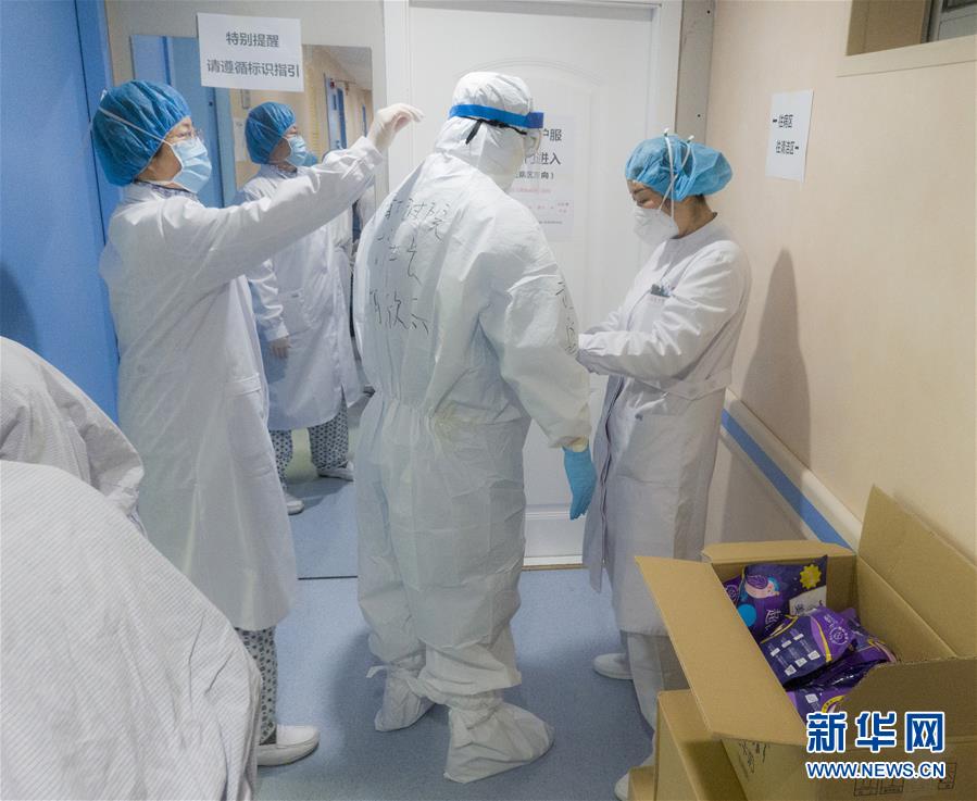 （新華全媒頭條·圖文互動(dòng)）（4）“與國(guó)家同舟，與人民共濟(jì)”——新冠肺炎重癥救治同濟(jì)醫(yī)院戰(zhàn)“疫”直擊