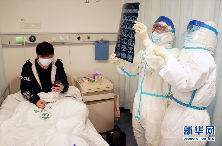 （新華全媒頭條·圖文互動(dòng)）（7）“與國(guó)家同舟，與人民共濟(jì)”——新冠肺炎重癥救治同濟(jì)醫(yī)院戰(zhàn)“疫”直擊