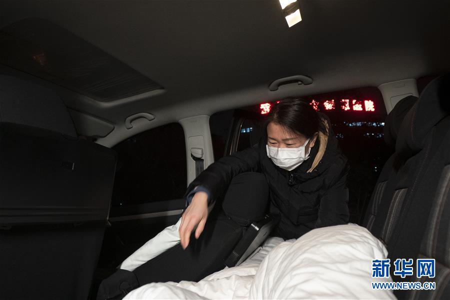 （一線抗疫群英譜·圖文互動）（2）特寫：為節(jié)省10分鐘，這對醫(yī)護夫妻“以車為家”
