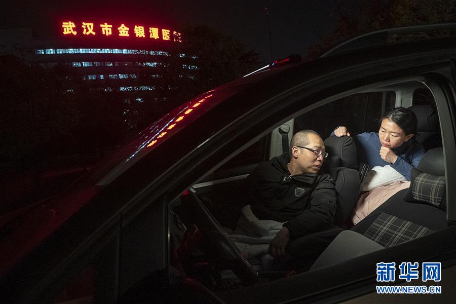 （一線抗疫群英譜·圖文互動）（3）特寫：為節(jié)省10分鐘，這對醫(yī)護夫妻“以車為家”
