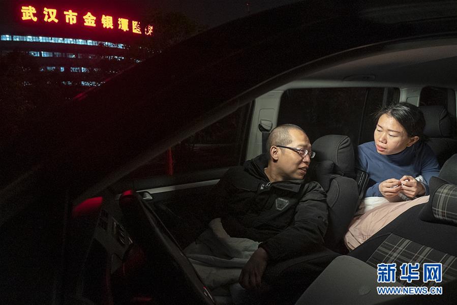 （一線抗疫群英譜·圖文互動）（6）特寫：為節(jié)省10分鐘，這對醫(yī)護夫妻“以車為家”