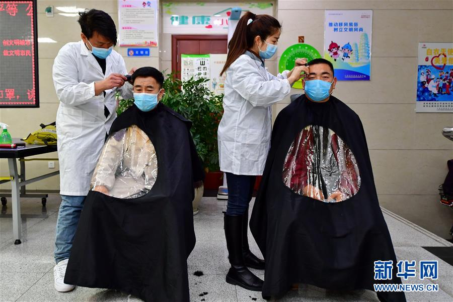 （在習(xí)近平新時(shí)代中國特色社會主義思想指引下——新時(shí)代新作為新篇章·習(xí)近平總書記關(guān)切事·圖文互動）（3）戰(zhàn)“疫”中的“凡人微光”