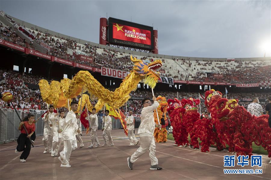 （新華全媒頭條·圖文互動(dòng)）（7）聽(tīng)，人類(lèi)命運(yùn)共同體的大合唱——中國(guó)同國(guó)際社會(huì)攜手抗擊新冠肺炎疫情述評(píng)
