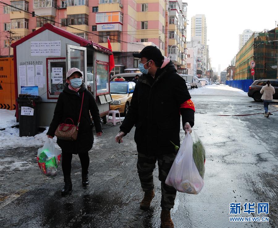 （聚焦疫情防控·圖文互動）（1）不知你是誰，知你為了誰——社區(qū)戰(zhàn)“疫”志愿者群像