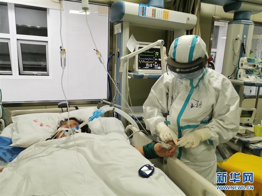 （一線抗疫群英譜·圖文互動(dòng)）（2）生命之光，溫暖“無(wú)面之交”——記抗疫一線重癥監(jiān)護(hù)室90后護(hù)士金鈺 