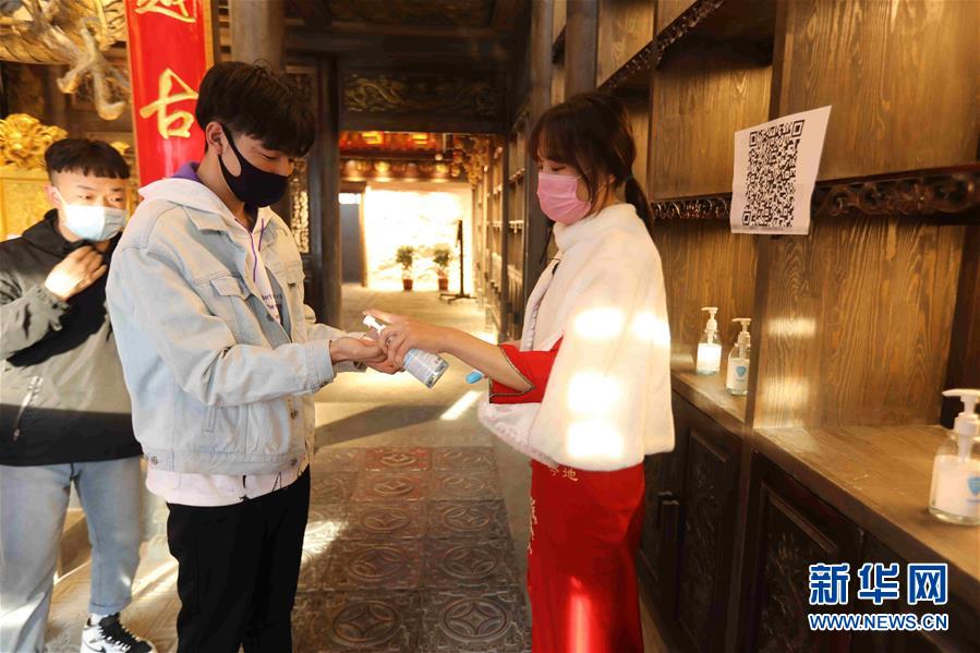 （圖文互動(dòng)）（5）特寫(xiě)：限人數(shù)、分餐吃、用公筷——偏遠(yuǎn)小城“吃飯”見(jiàn)聞