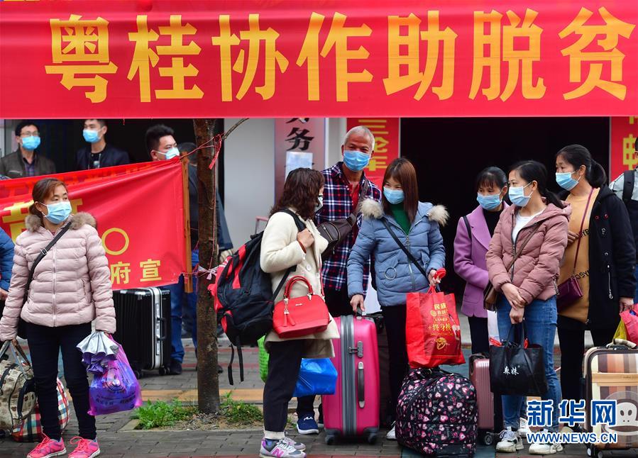 （新華全媒頭條·在習(xí)近平新時(shí)代中國(guó)特色社會(huì)主義思想指引下——新時(shí)代新作為新篇章·圖文互動(dòng)）（6）同心戰(zhàn)“疫”彰顯人民至上——各地各部門貫徹落實(shí)習(xí)近平總書(shū)記重要指示精神統(tǒng)籌推進(jìn)疫情防控和經(jīng)濟(jì)社會(huì)發(fā)展 