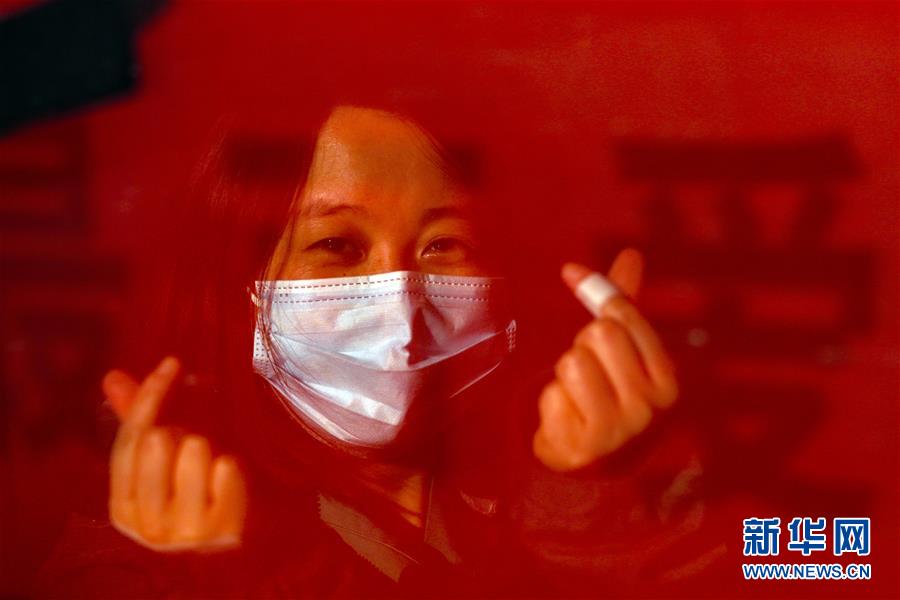 （新華全媒頭條·圖文互動）（5）最美逆行者，武漢永遠記得你！——首批援鄂醫(yī)療隊返程紀實