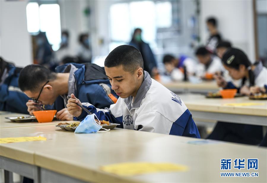 （圖文互動(dòng)）（6）“早”安同學(xué)，“早”安老師！——新疆初高中畢業(yè)班復(fù)課一周回訪見(jiàn)聞