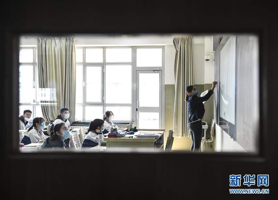 （圖文互動(dòng)）（10）“早”安同學(xué)，“早”安老師！——新疆初高中畢業(yè)班復(fù)課一周回訪見(jiàn)聞
