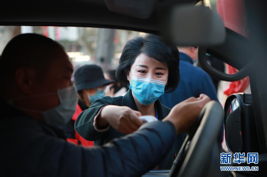 （習近平致敬的戰(zhàn)“疫”英雄·下沉干部篇·圖文互動）（2）他們，挺身而出守防線