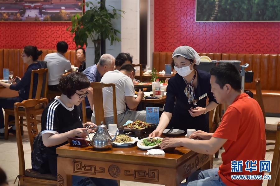 （圖文互動）（3）北京節(jié)日市場復(fù)工忙、人氣旺