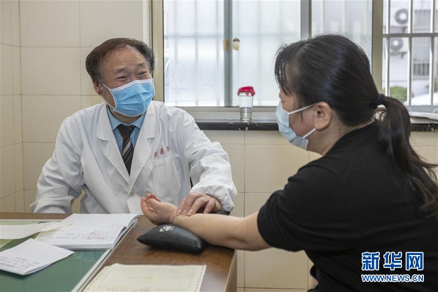 （代表委員履職·圖文互動）（4）“履職與行醫(yī)，都要精益求精”——全國政協(xié)委員吳煥淦履職記