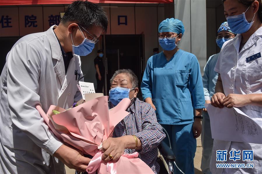 （新華全媒頭條·圖文互動(dòng)）（1）“始終把人民群眾生命安全和身體健康放在第一位”——中國抗疫彰顯“生命至上、人民至上”理念