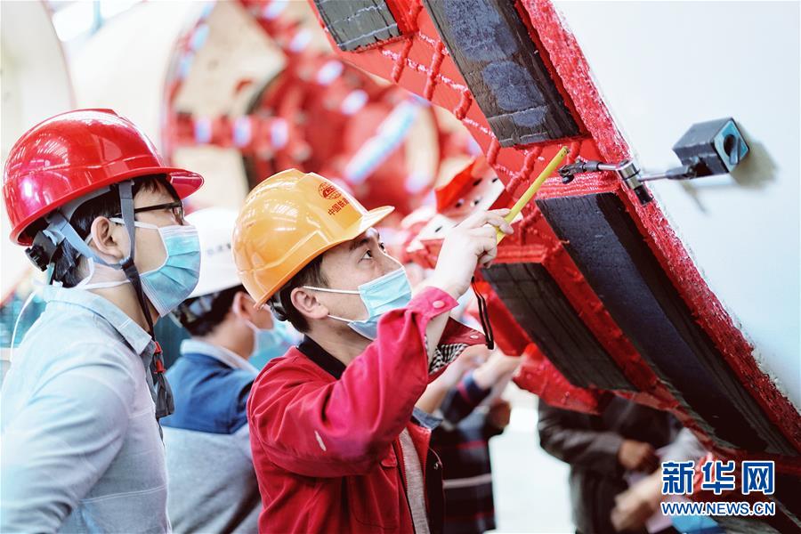 （在習(xí)近平新時(shí)代中國(guó)特色社會(huì)主義思想指引下——新時(shí)代新作為新篇章·習(xí)近平總書(shū)記關(guān)切事·圖文互動(dòng)）（1）最有力的支撐，最堅(jiān)決的攀登——記錄奮戰(zhàn)在復(fù)工復(fù)產(chǎn)一線的科技工作者