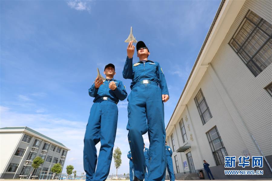 （圖文互動(dòng)）（3）5290小時(shí)！中國(guó)空軍殲擊機(jī)飛行紀(jì)錄保持者光榮停飛