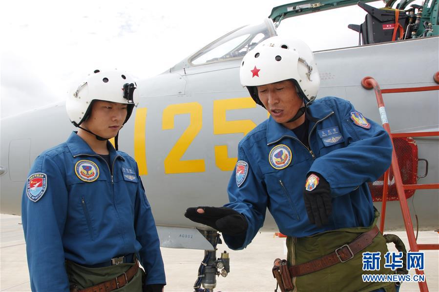 （圖文互動(dòng)）（6）5290小時(shí)！中國(guó)空軍殲擊機(jī)飛行紀(jì)錄保持者光榮停飛