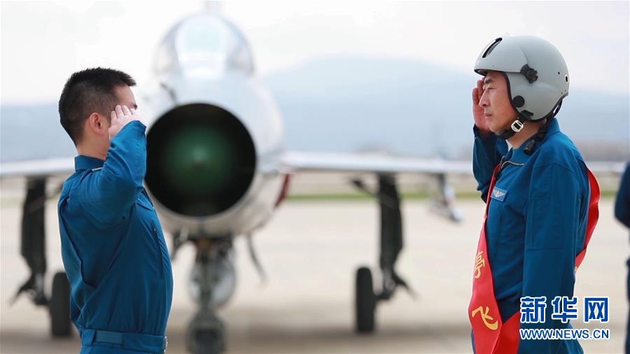 （圖文互動(dòng)）（8）5290小時(shí)！中國(guó)空軍殲擊機(jī)飛行紀(jì)錄保持者光榮停飛