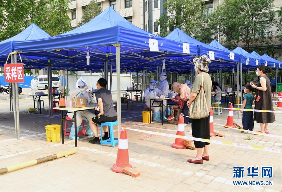 （新華全媒頭條·圖文互動）（4）構(gòu)筑守護城市、守護生命的堅強防線——北京開展大規(guī)模核酸檢測