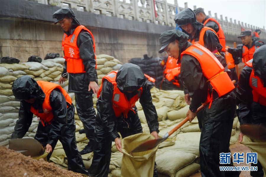 （防汛抗洪·圖文互動）（1）洪水不退，子弟兵誓死不退——解放軍和武警部隊官兵參與洪澇災害搶險救援記事