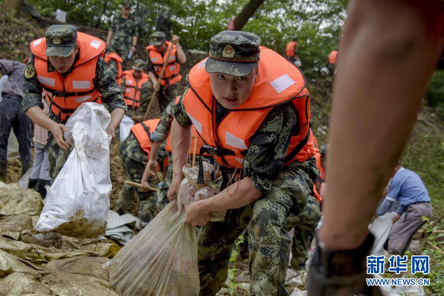 （防汛抗洪·圖文互動）（6）洪水不退，子弟兵誓死不退——解放軍和武警部隊官兵參與洪澇災害搶險救援記事