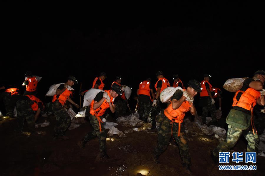 （防汛抗洪·圖文互動）（7）洪水不退，子弟兵誓死不退——解放軍和武警部隊官兵參與洪澇災害搶險救援記事