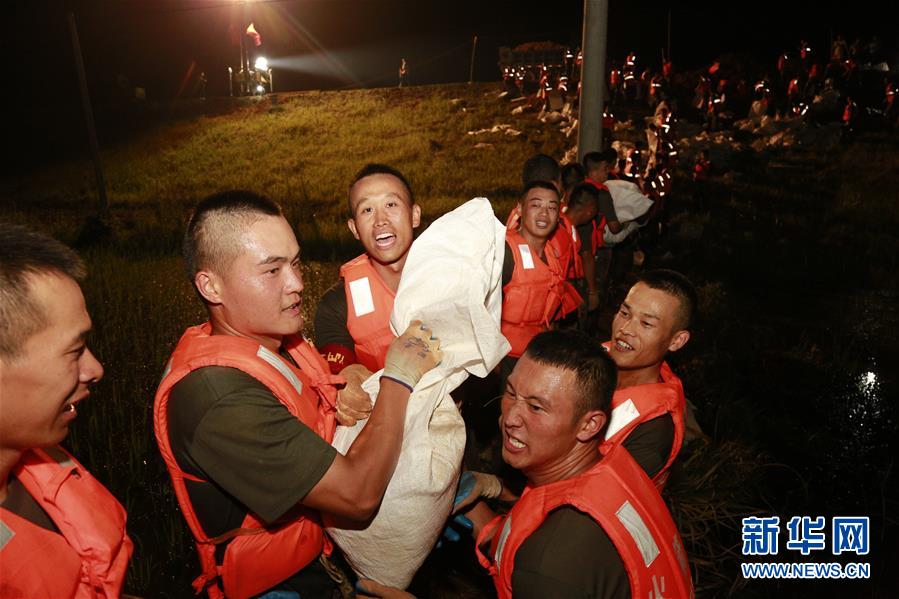 （防汛抗洪·圖文互動）（8）洪水不退，子弟兵誓死不退——解放軍和武警部隊官兵參與洪澇災害搶險救援記事