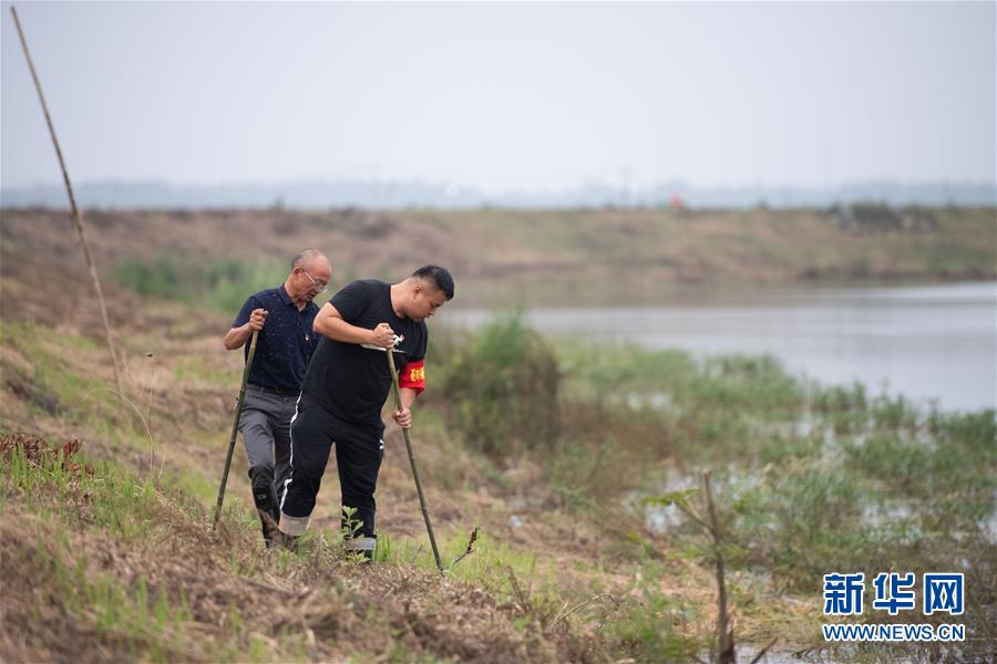 （防汛抗洪·圖文互動(dòng)）（1）在大堤上成長(zhǎng)，為人民守護(hù)——洪水中的青年“生力軍”